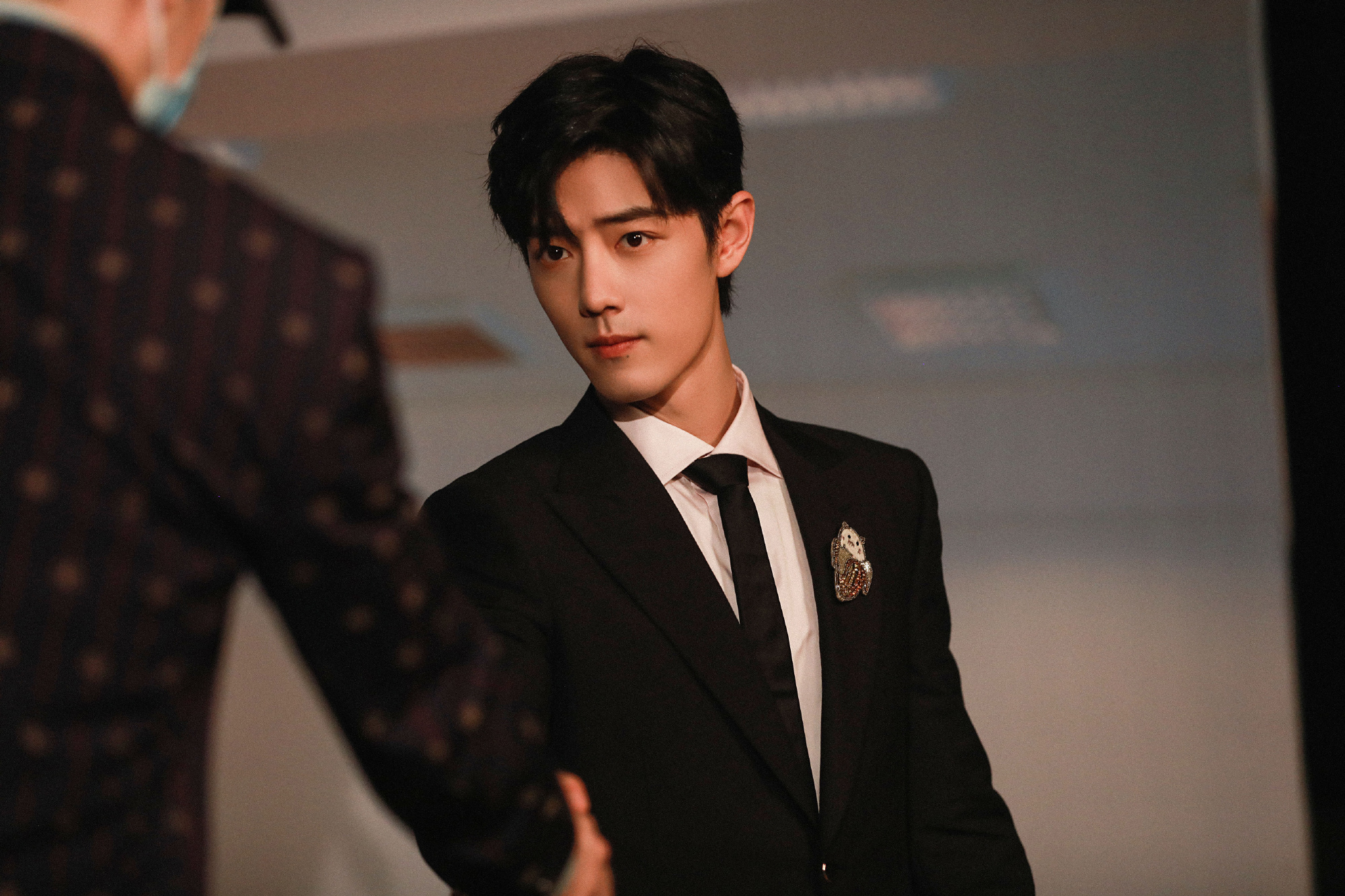 塞给肖战的饼能有多离谱？粉丝：买定离手，坐等看戏