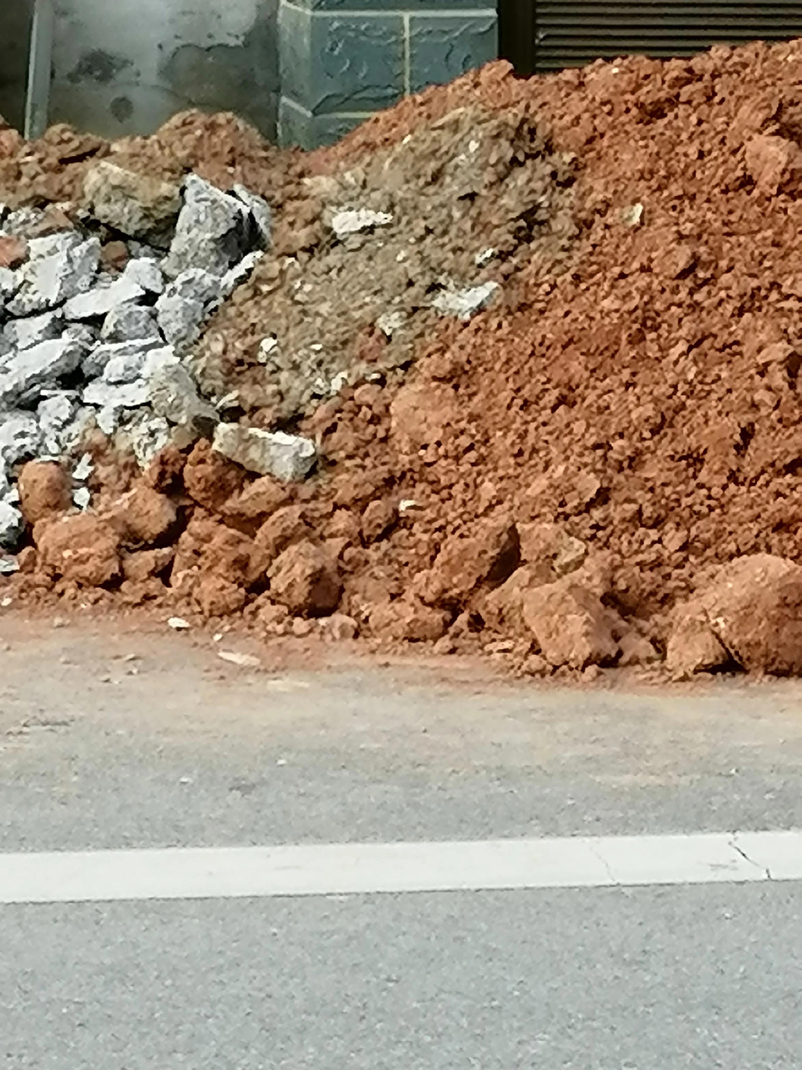 邻居故意在门口堵路,有人堵路属什么行为