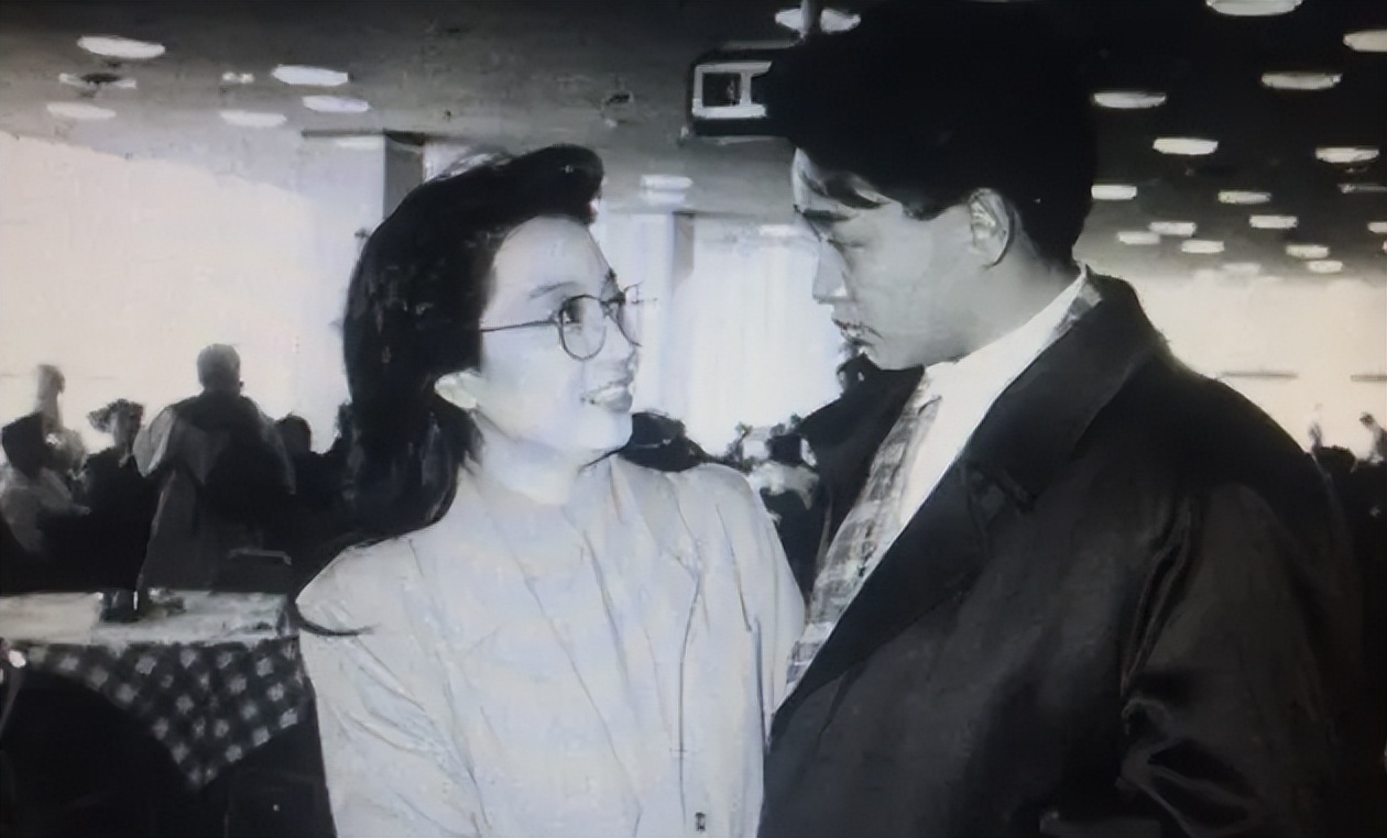 徐小凤怼人场面,周润发致敬徐小凤图文