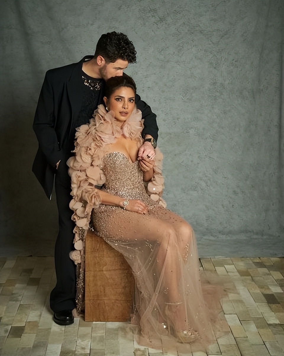 印度明星走红毯高定礼服,印度国宝级巨星穿传统纱丽亮相