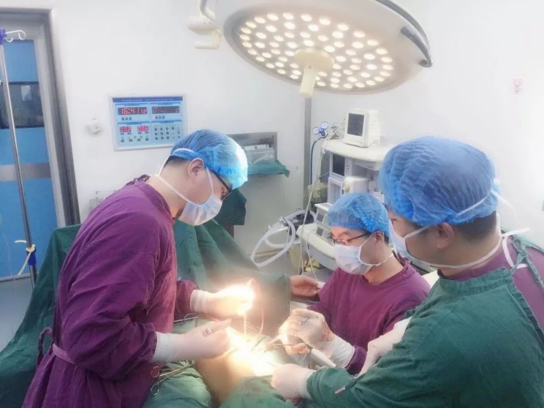 女性心窝口偏右烧灼感痛怎么回事,女性下边有烧灼感伴有尿频