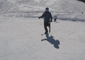 “旁边女生裤兜里的东西要掉了，该怎么提醒她呢？”哈哈哈哈哈