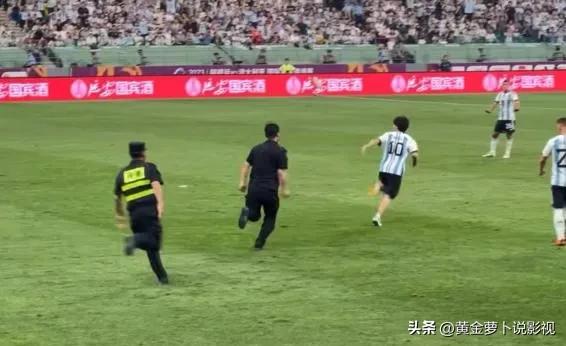 球迷冲进球场拥抱梅西最好的安排,冲场拥抱梅西球迷抖音