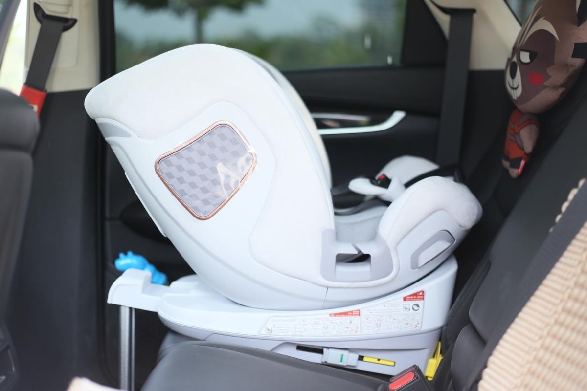 二胎两个孩子如何装安全座椅,怎样挑选儿童汽车安全座椅呢