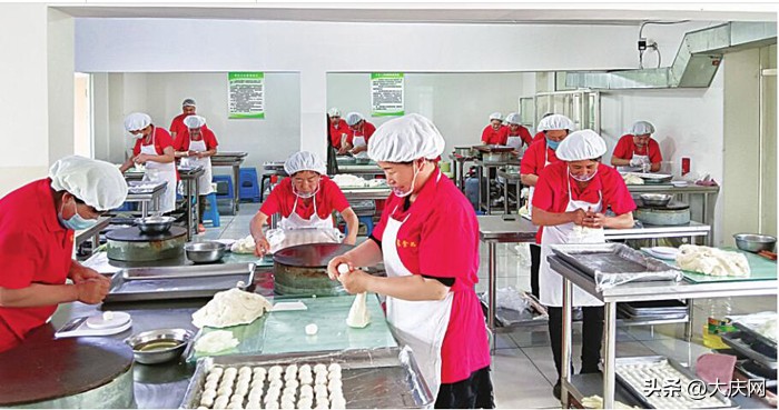 女强人为照顾母亲返乡创业靠烙筋饼带村民致富