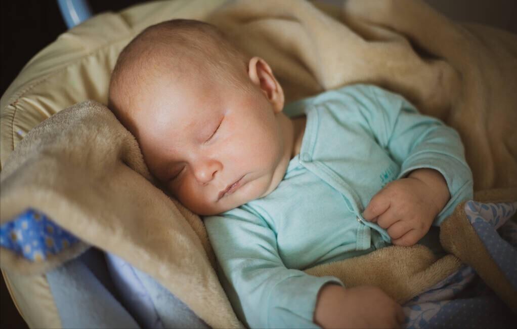 宝宝睡觉出汗的原因和解决方法,一睡就热出汗是什么原因