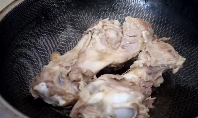 熬骨头汤时不要加生水,熬骨头汤的时候怎么才能不生泡沫