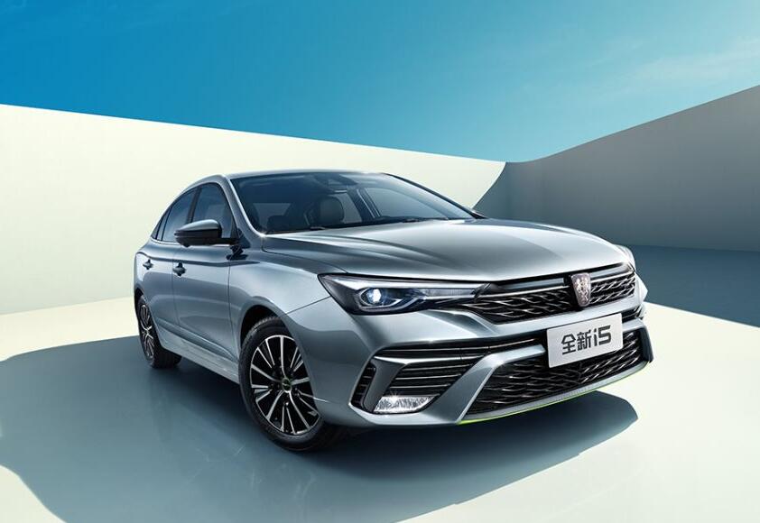 内饰异味,荣威i5后排空间