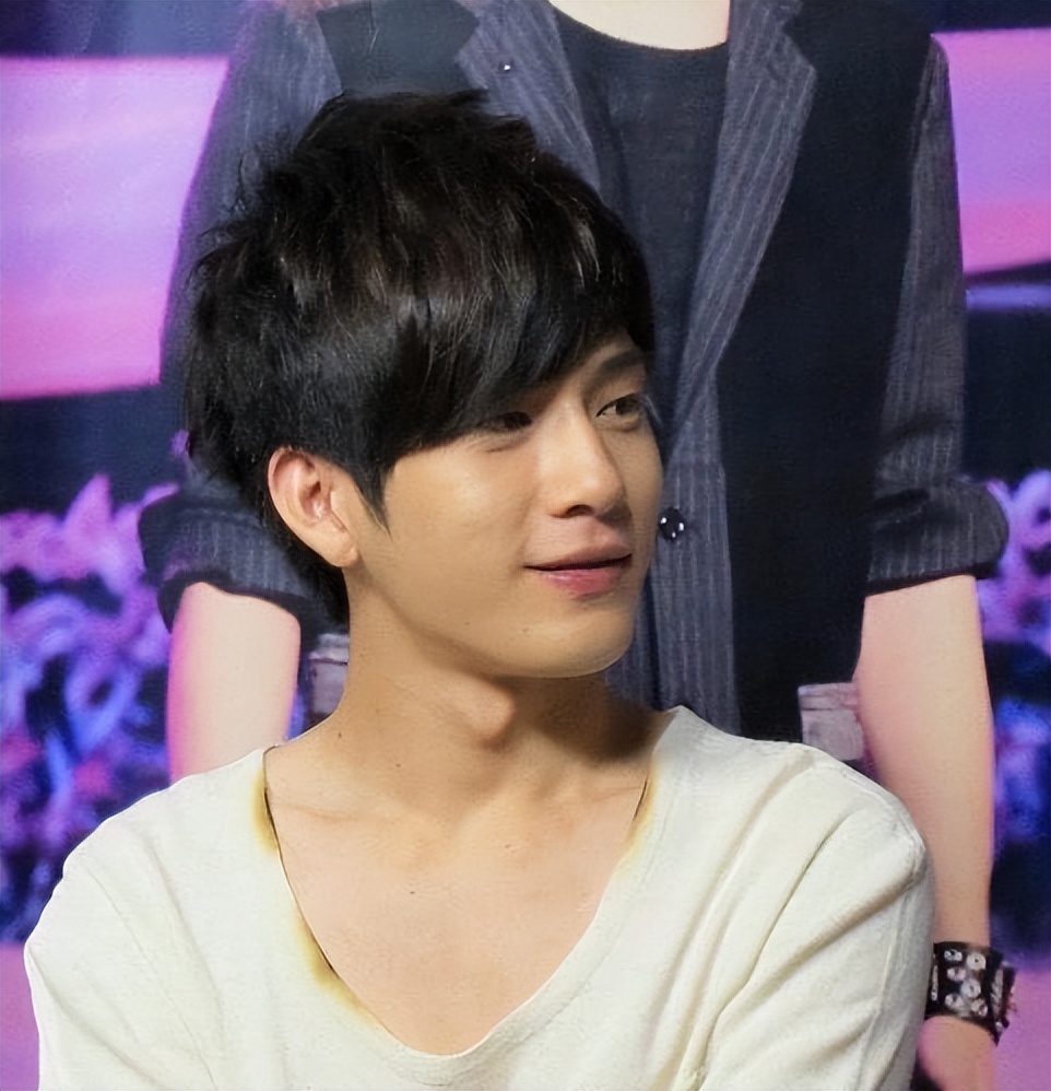 井柏然奶奶养大父母认亲视频,井柏然成为大明星后父母再来认亲