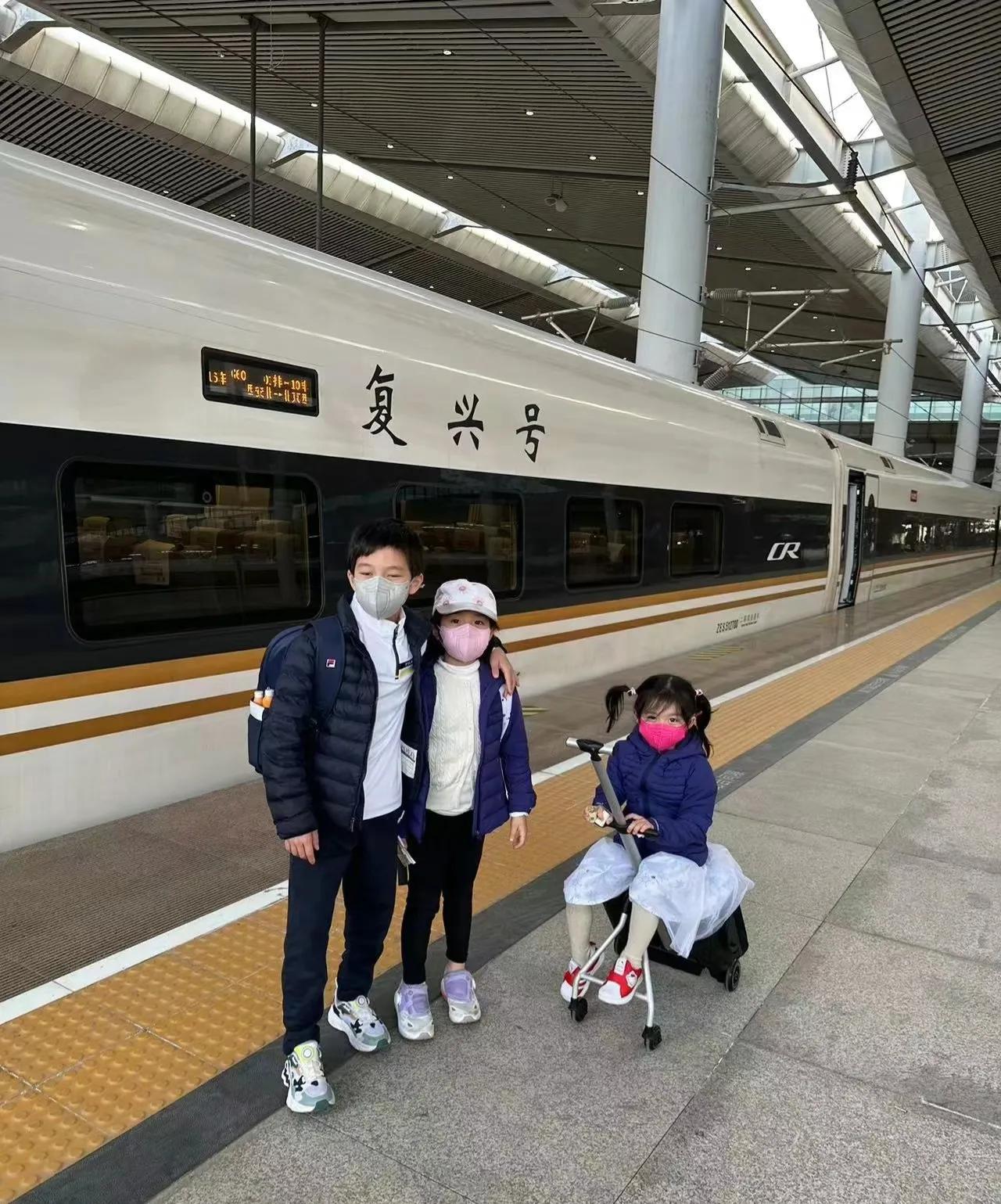 郭晶晶高定,郭晶晶穿高跟鞋背爱马仕