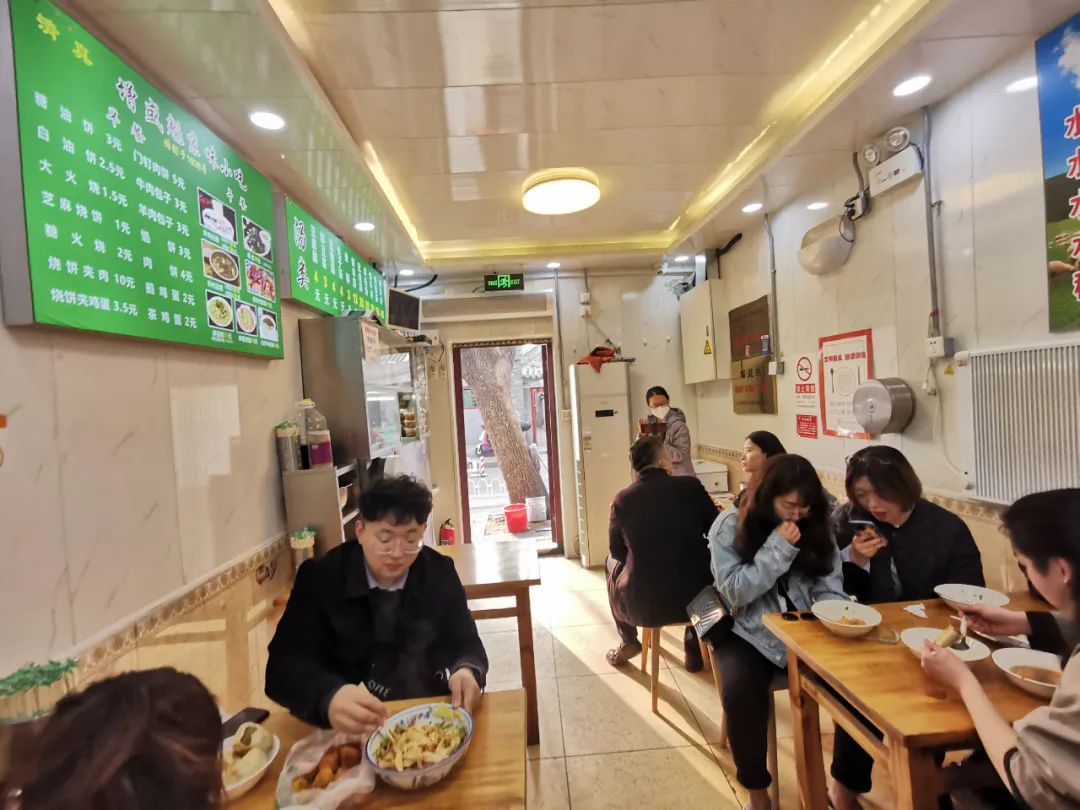 香港特首逛东城胡同，老字号小吃和网红菜市场成热门打卡地