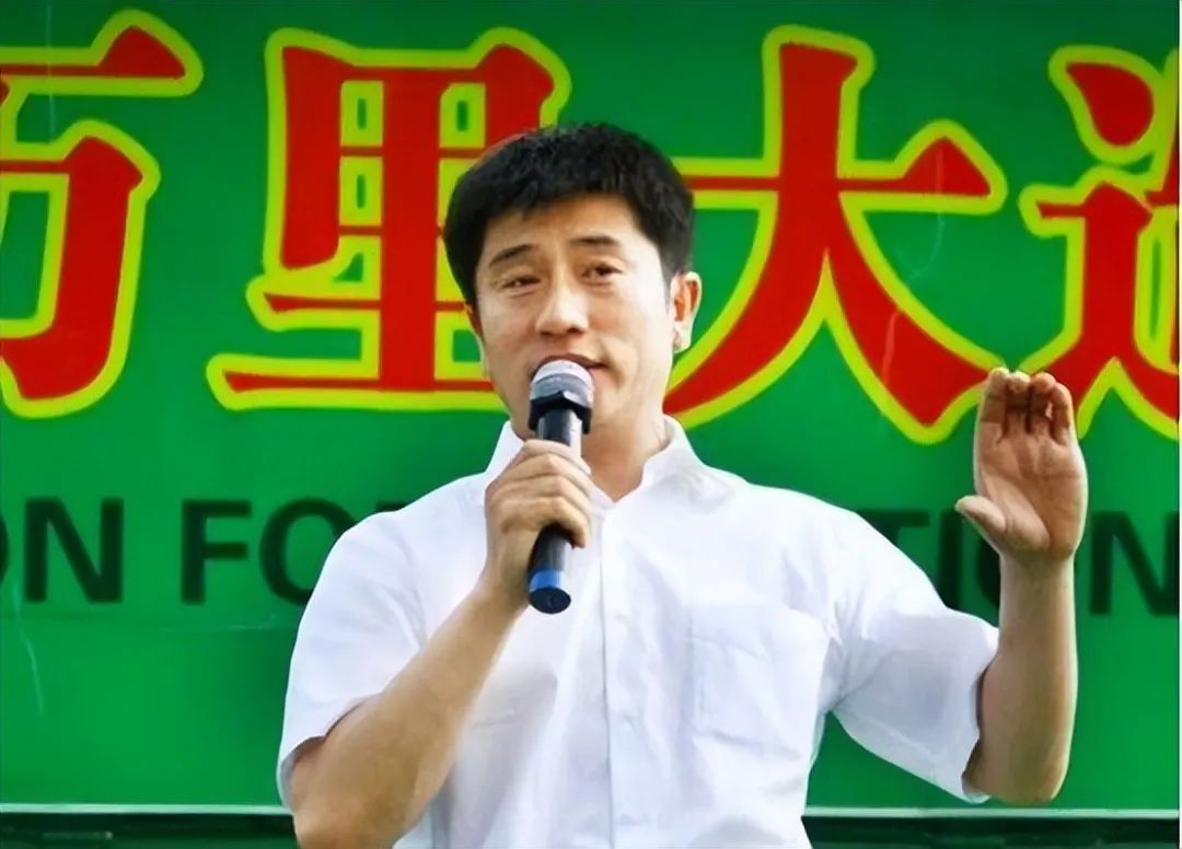 182万买手机靓号，诈骗13亿入狱，“万里大造林”的*相贵陈**，东山再起