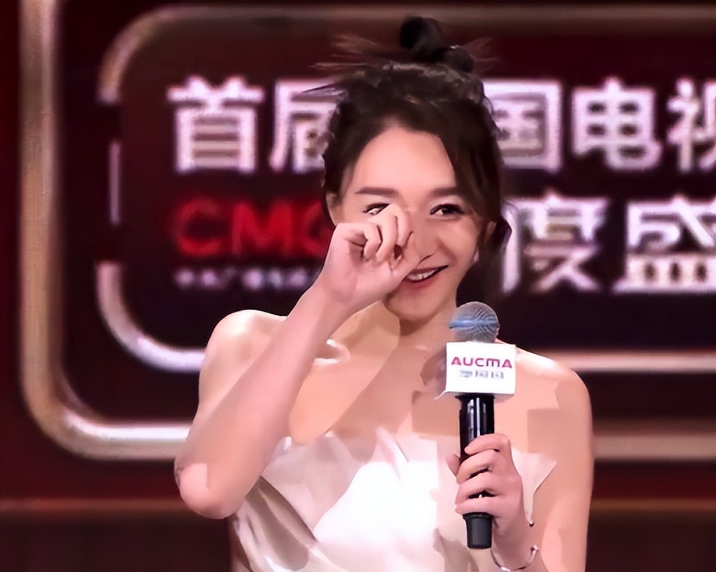 白得发光李小冉,李小冉全身白到发光