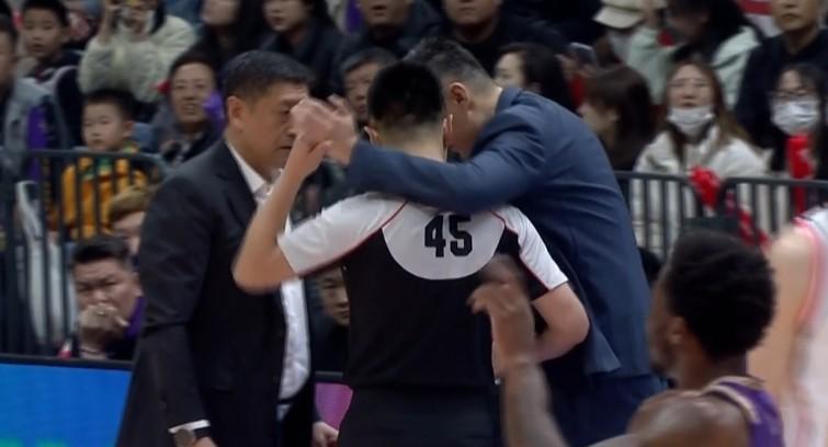 徐杰进三分杜锋搞笑,徐杰关键2加1杜锋的反应