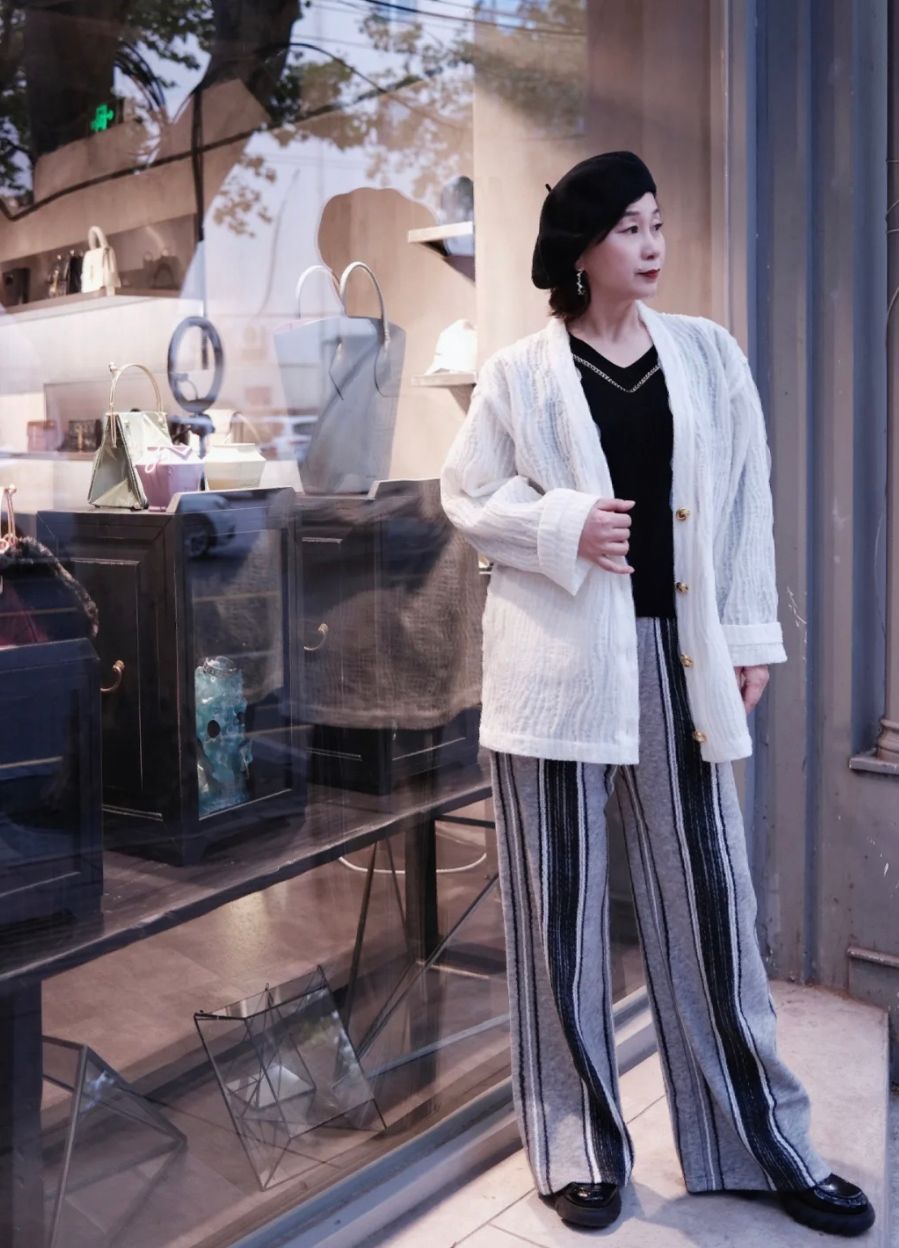 大妈拍照花式姿势丝巾背影,大妈们在海边跳舞拍照举着丝巾