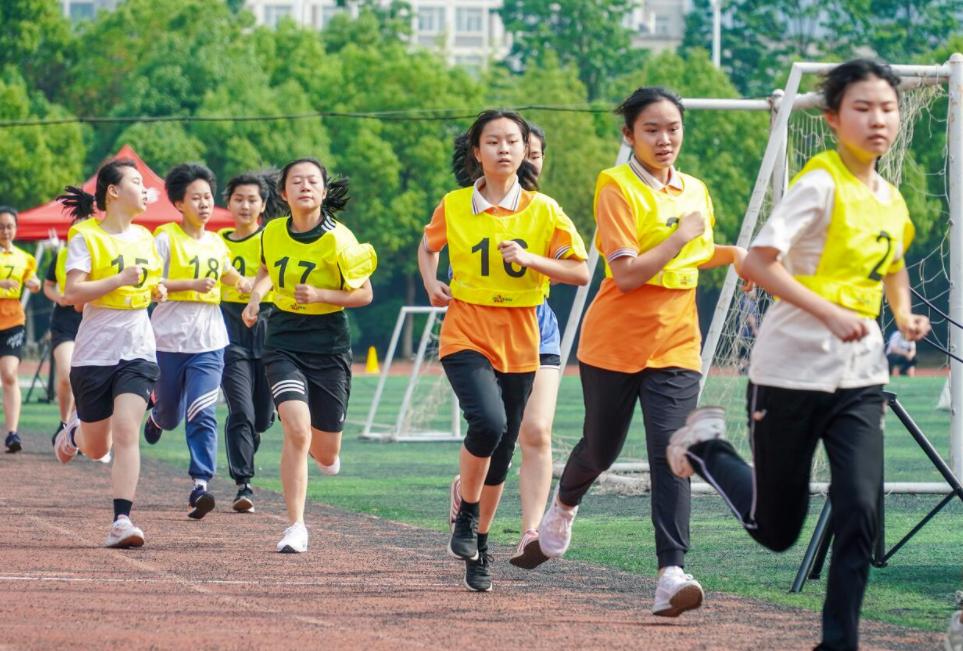 初三体育中考1000米800米评分标准,中考体测大部分孩子1000米成绩