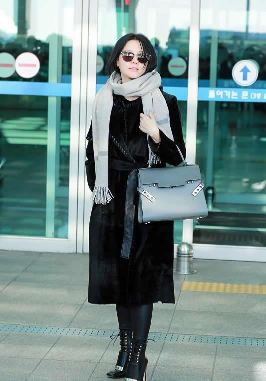 李英爱大衣穿搭街拍,李英爱年轻时穿搭基础款