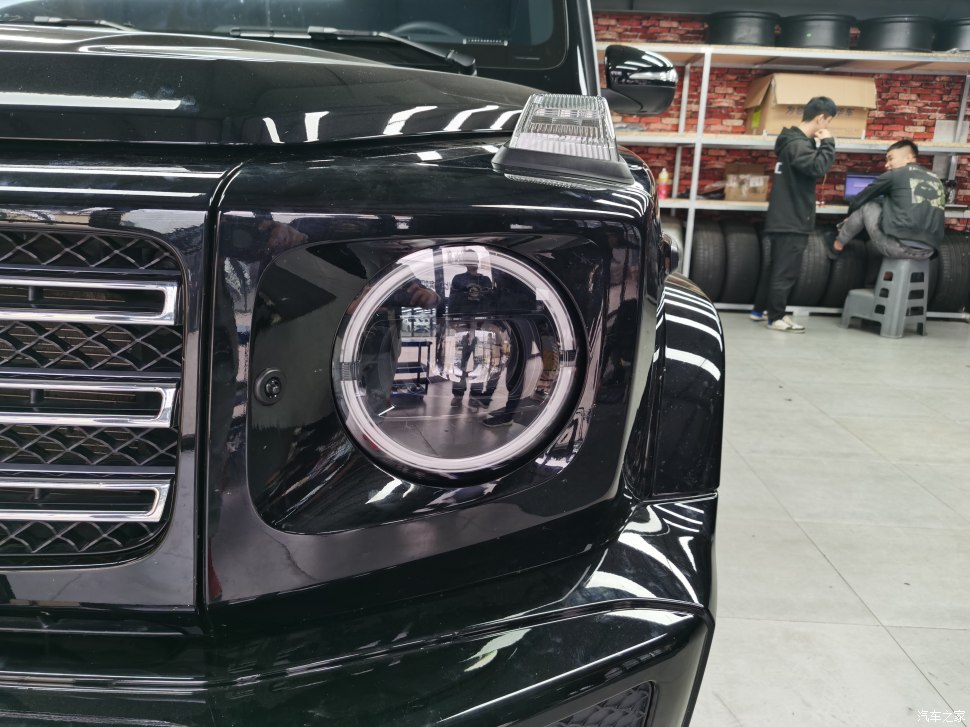 告别低配“蜡烛灯”，奔驰G350升级海拉几何多光束大灯