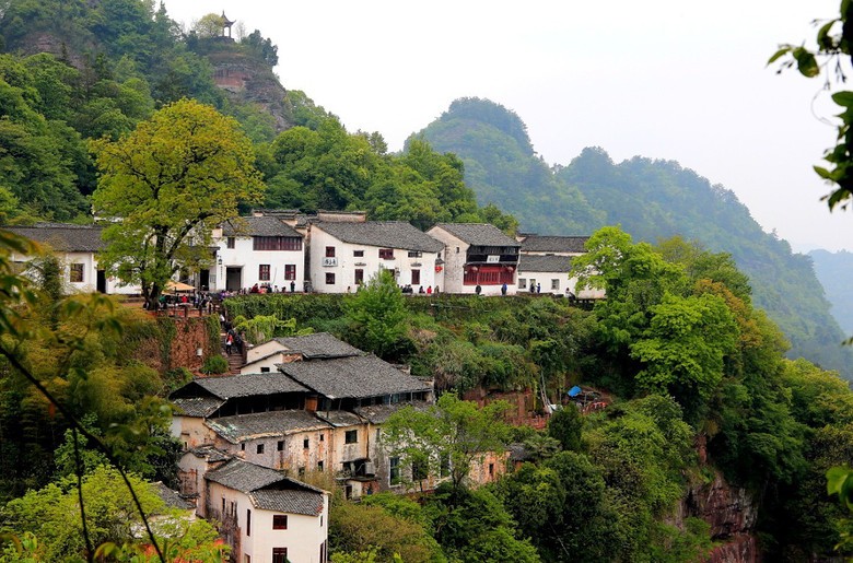 浙江龙泉发现古墓,深山发现古墓宝藏