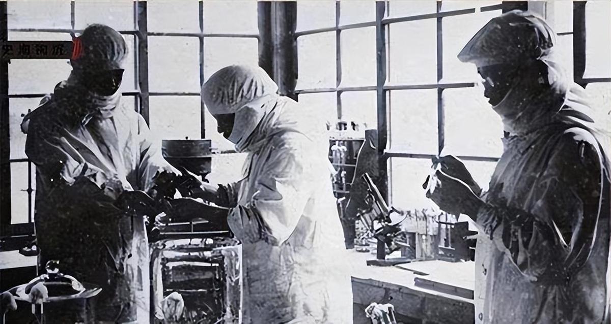 集中营惨状:30张老照片揭示妇女衣不遮体的悲惨命运!