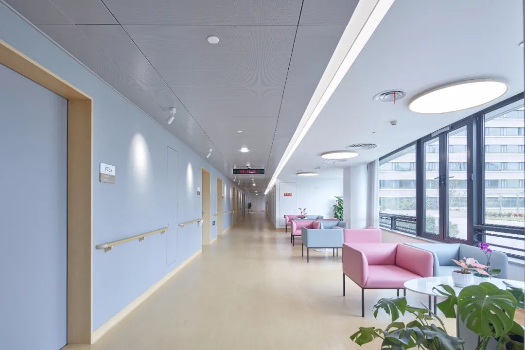 花园式医院设计效果图,医院空间设计简洁温馨