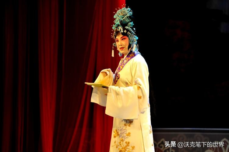 以《望江亭》《救风尘》为例，古典戏剧中的浪漫主义怎样表现的？