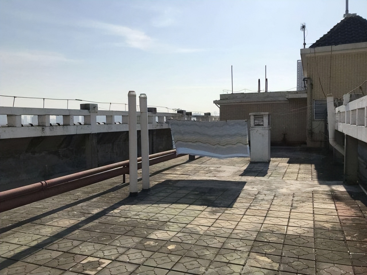 住在楼顶漏水应该找谁处理,楼顶太阳能漏水导致楼顶损坏漏水