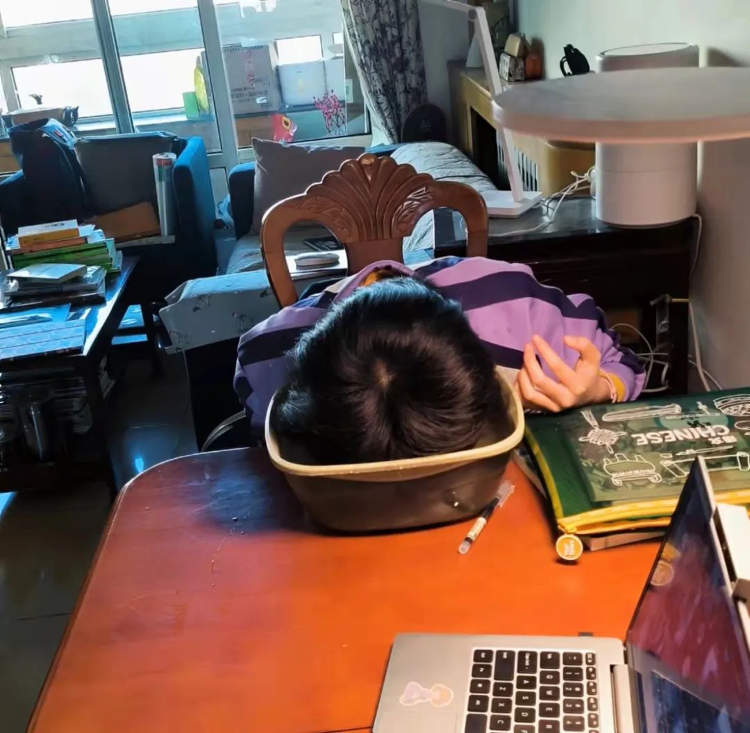网课第一天，老母亲忙到窒息，除了工作啥都干了