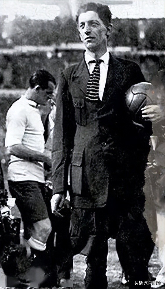 复盘历史，重温醉里挑灯看剑，女神杯首现乌拉圭；裁判：黑衣黑裤