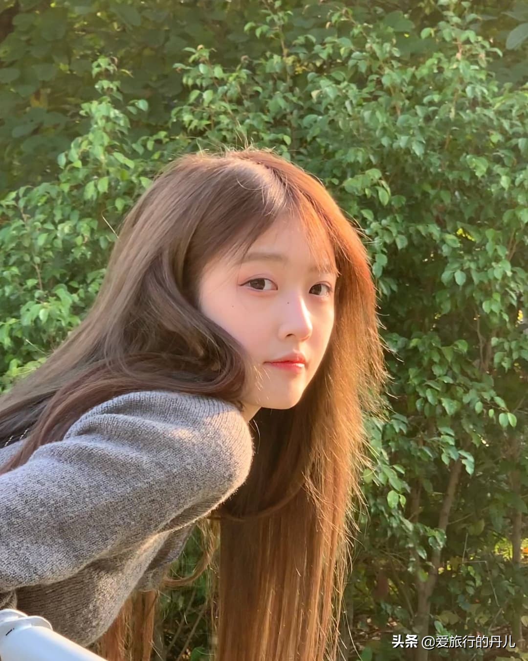 搭配吊带针织衫的半身裙瘦女生,胖妹妹白色毛衣搭配黑色半身裙