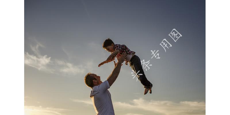 热心小伙半夜给邻居修水龙头,24岁小伙水龙头坏了