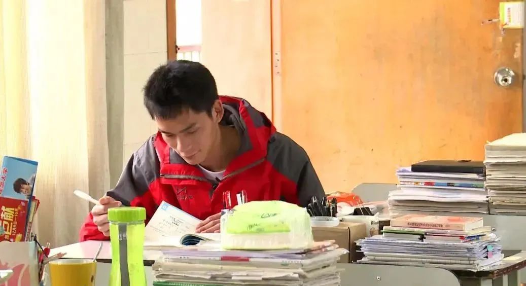 唐尚珺父亲因超生被丢教师工作，患舌癌到死都不知道儿子没上大学