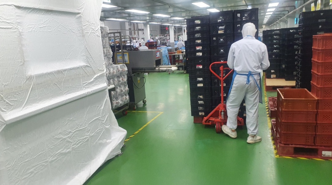 韩国面包厂女工卷入搅拌机惨死,公司给她葬礼送来两箱面包慰问?