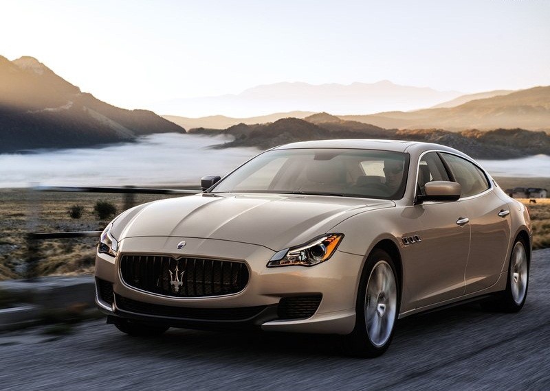 租500万劳斯莱斯去接亲,一大妈讨要红包掰断劳斯莱斯车标