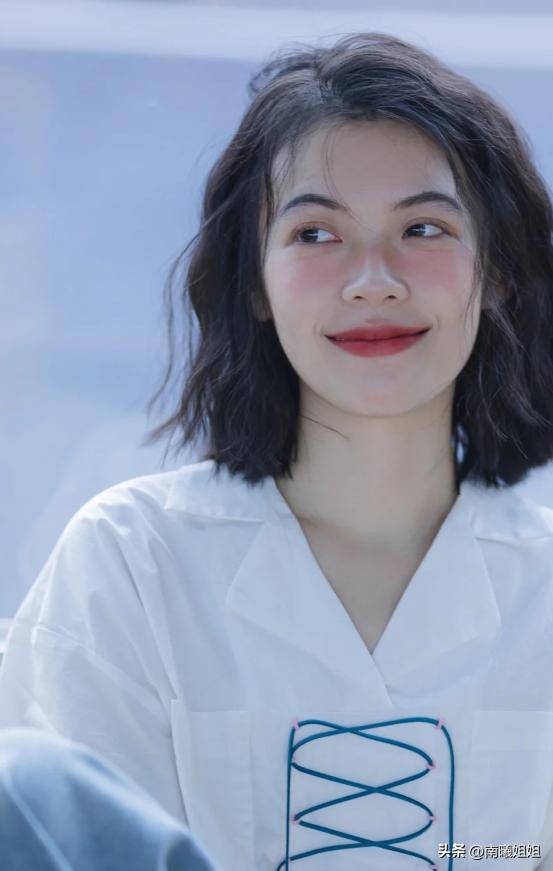 适合高个的齐肩烫发,2020年最流行的齐肩烫发没刘海