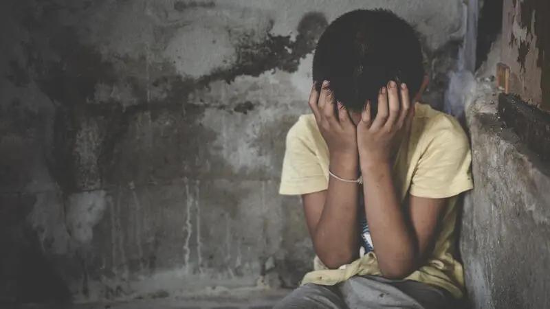 恋童神棍自称能召唤魔灵，村民主动提供男孩？作恶20年无人追究