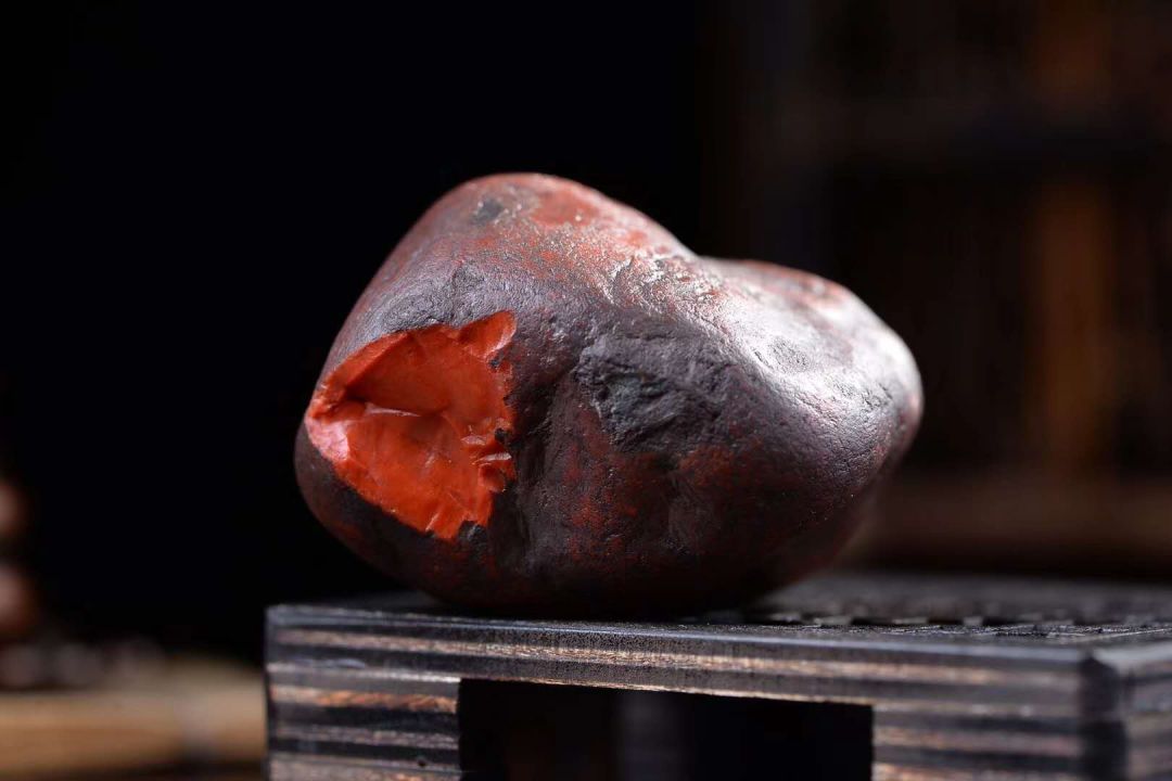 他在山洞捡到一块石头,长江边捡了块石头