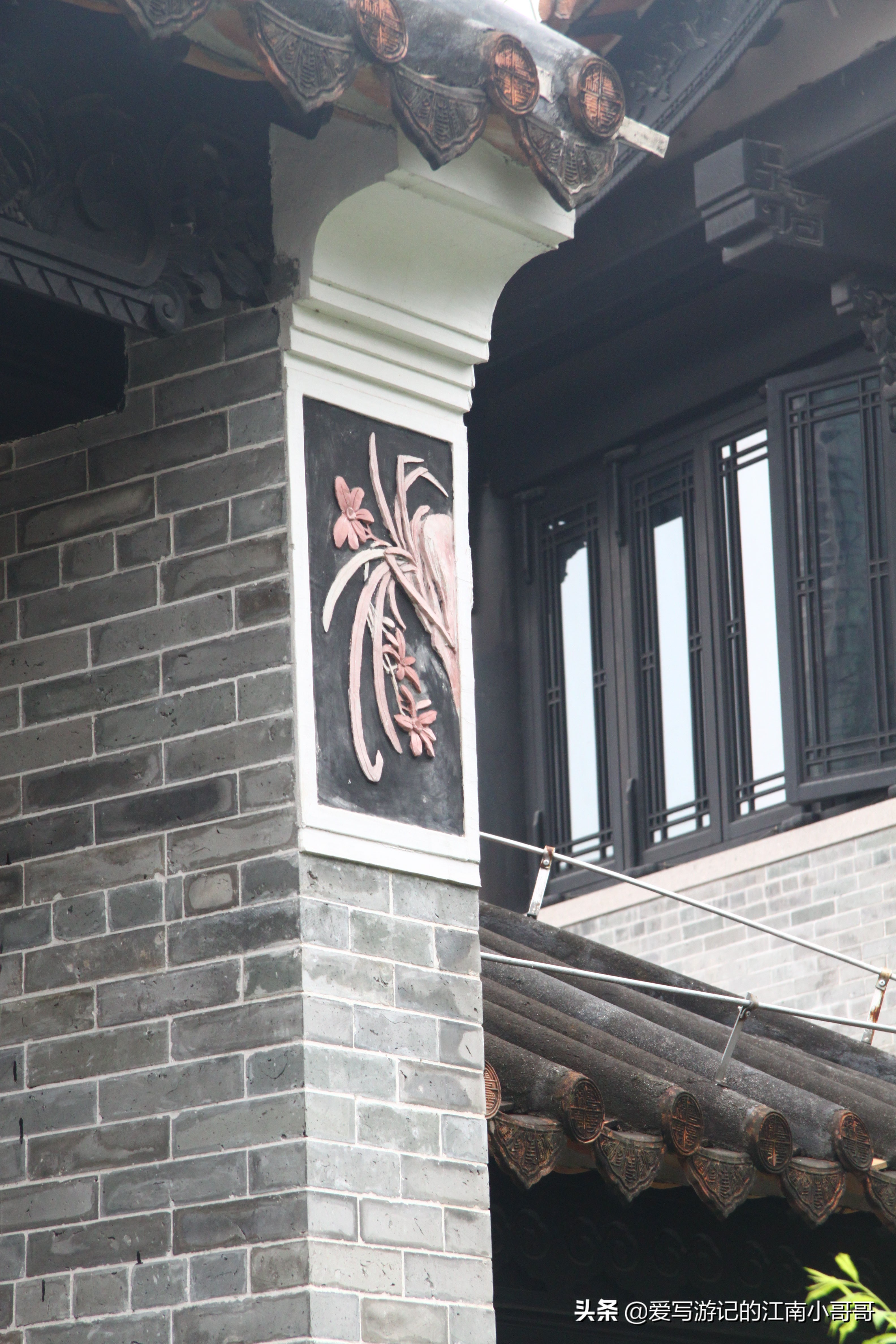 粤博内的红石舫、吉庆别馆、八和阁和万福台，通过池塘串联了起来