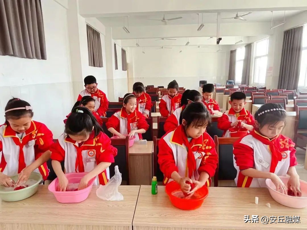 五一劳动节劳动最光荣小学一年级,小学五一劳动节社区劳动实践