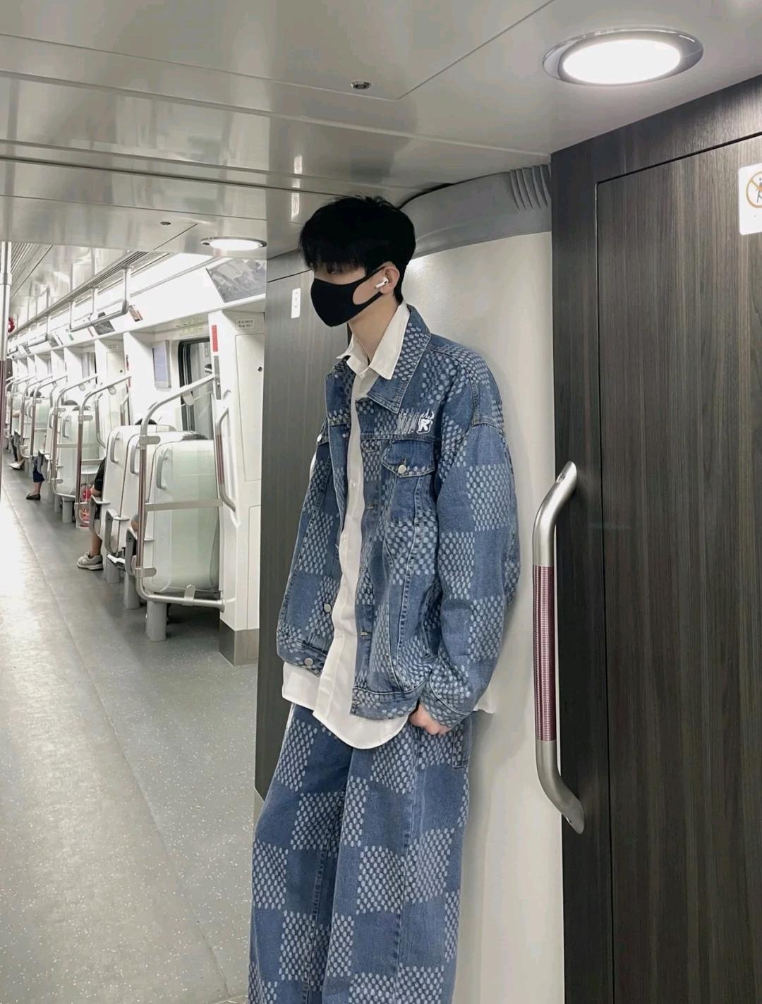 黄黑皮穿黄色衣服显白还是显黑,黄黑皮男人怎么穿才能显白