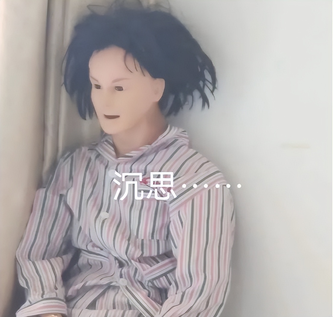 学医哪有不疯的!医学院“假人”火了,离谱造型仿佛医学生本人
