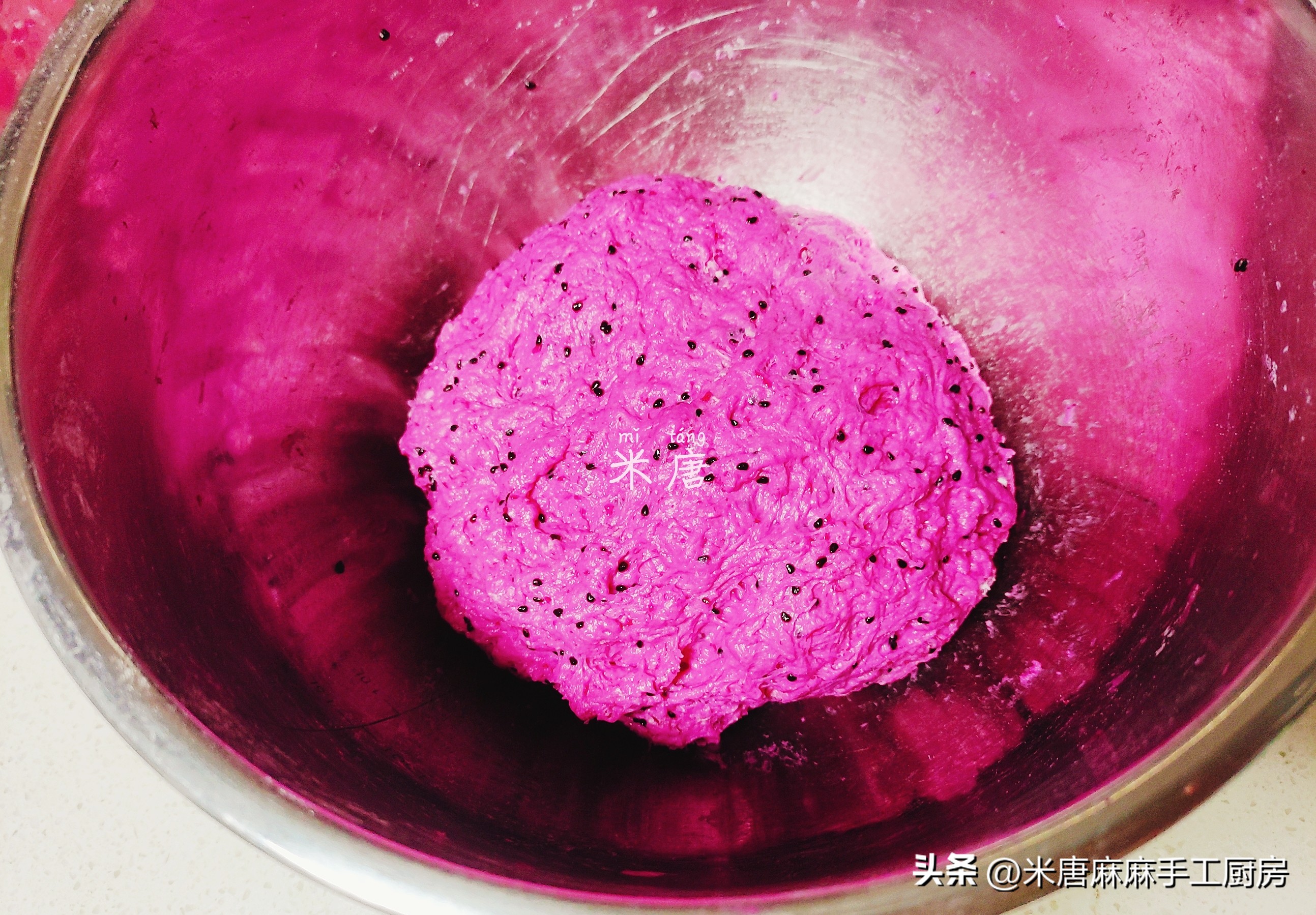 米唐麻麻玩转面团：#吐司日记#火龙果蔓越莓乳酪吐司