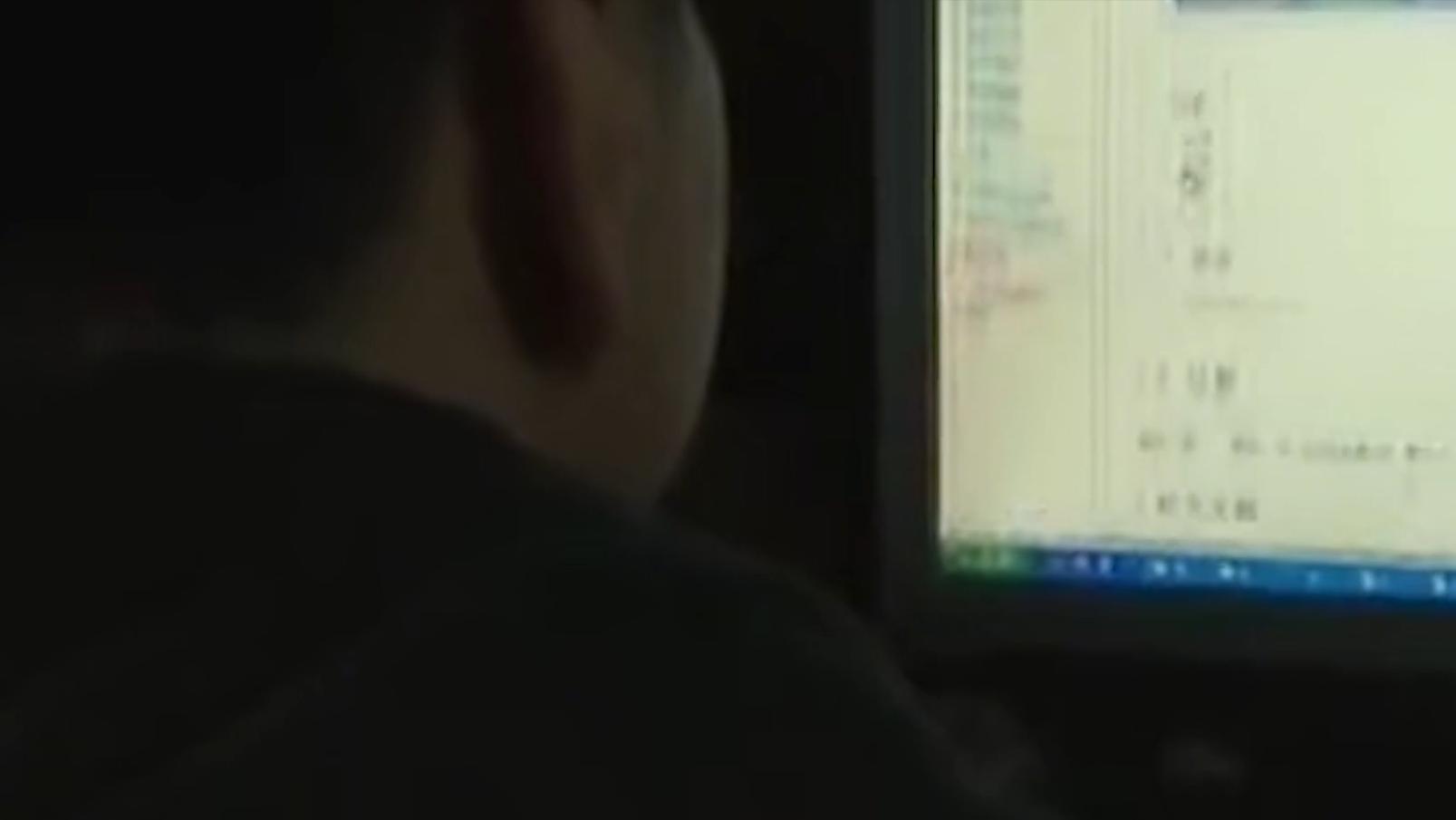 六旬老人晕倒医生急救援,八旬医生抢救老人