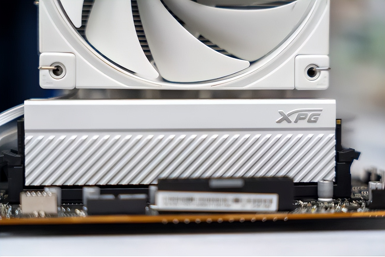 xpg白色机箱,xpg白色和金色