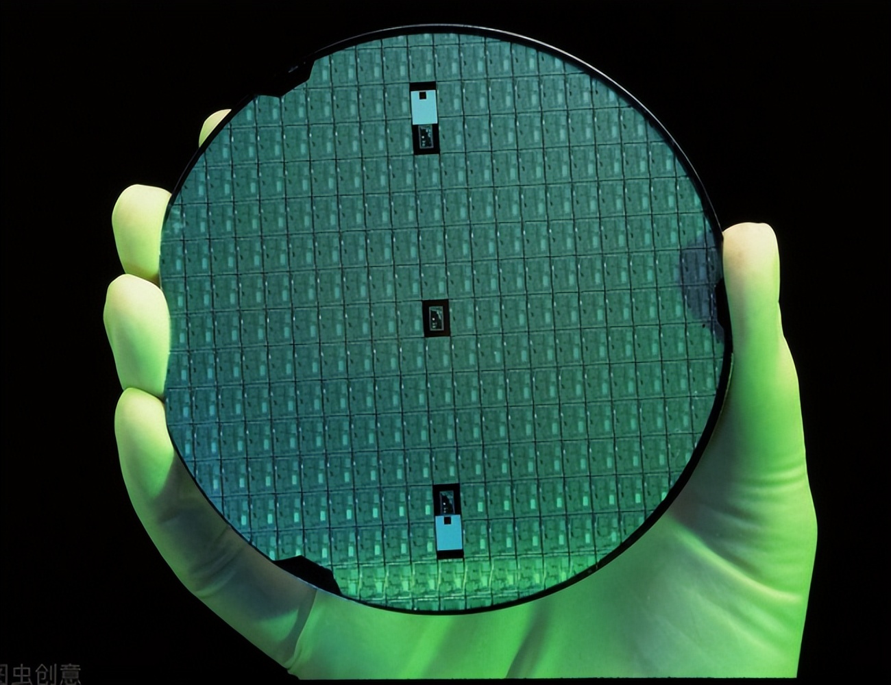 日本光刻机4500万，荷兰要价1亿美元还卖疯，为啥不能买日本的？