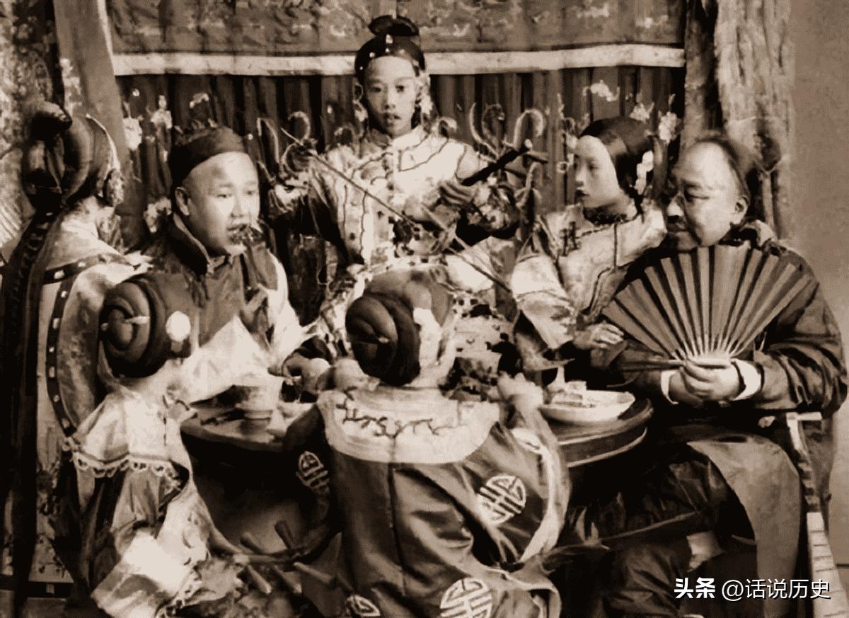 变态的纳粹德国,*光脱**犹太人女人衣服,集体*杀屠**!