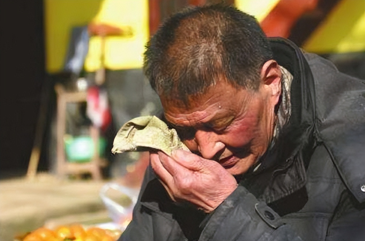 河南一女子朋友圈借钱300人打钱,女孩发300人微信借钱