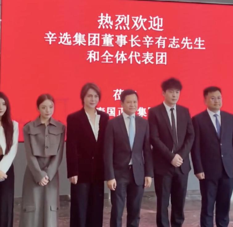 大网红去泰国扬言买皇宫酒店,中国俩网红在泰国皇家酒店