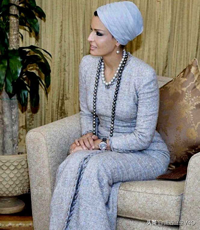 何超琼高调炫富佩戴黑珍珠项链，奢华堪比大3岁莫扎太后