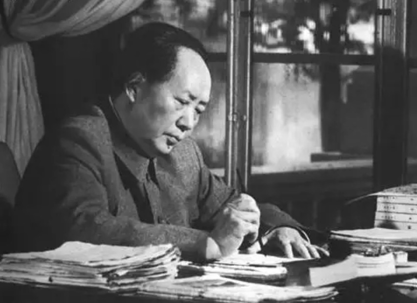 毛主席当年的小黄马，半夜突然嘶吼，主席听到后为何下令撤退？